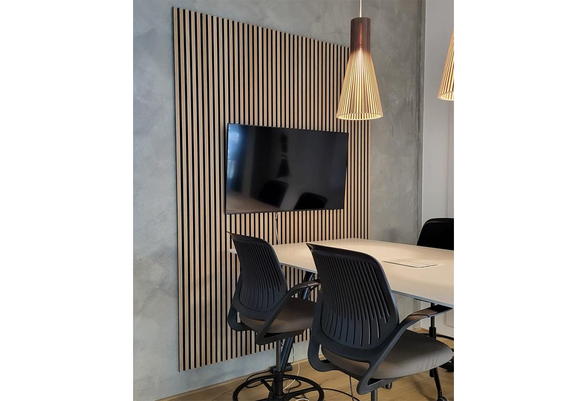 Απεικονίζεται εγκατεστημένο πάνελ σε γραφείο.